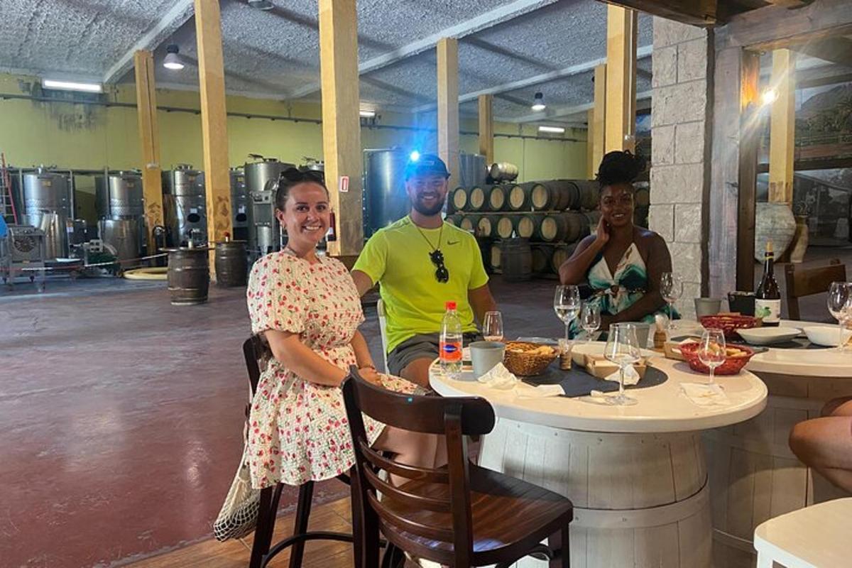 un uomo e una donna seduti a un tavolo in una cantina