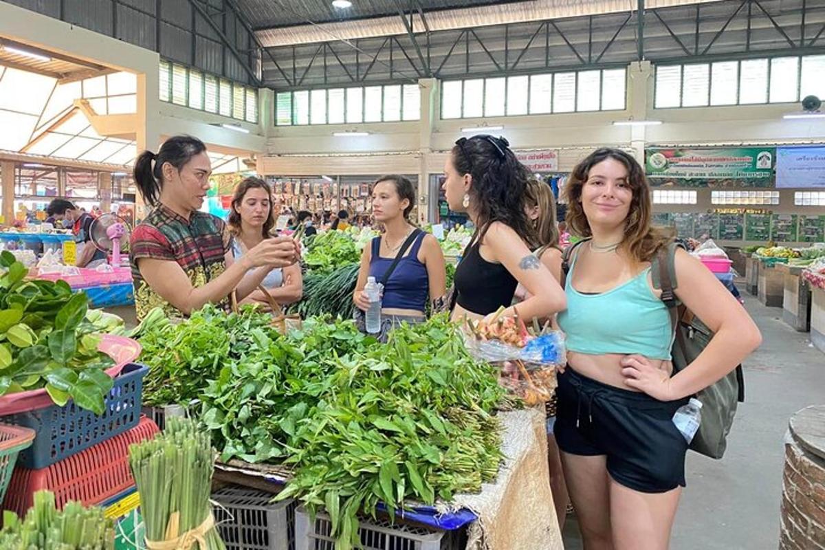 un grup de dones dempeus en un mercat amb verdures