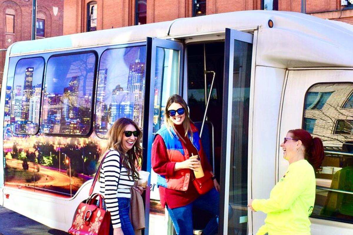 drie vrouwen staan buiten een bus