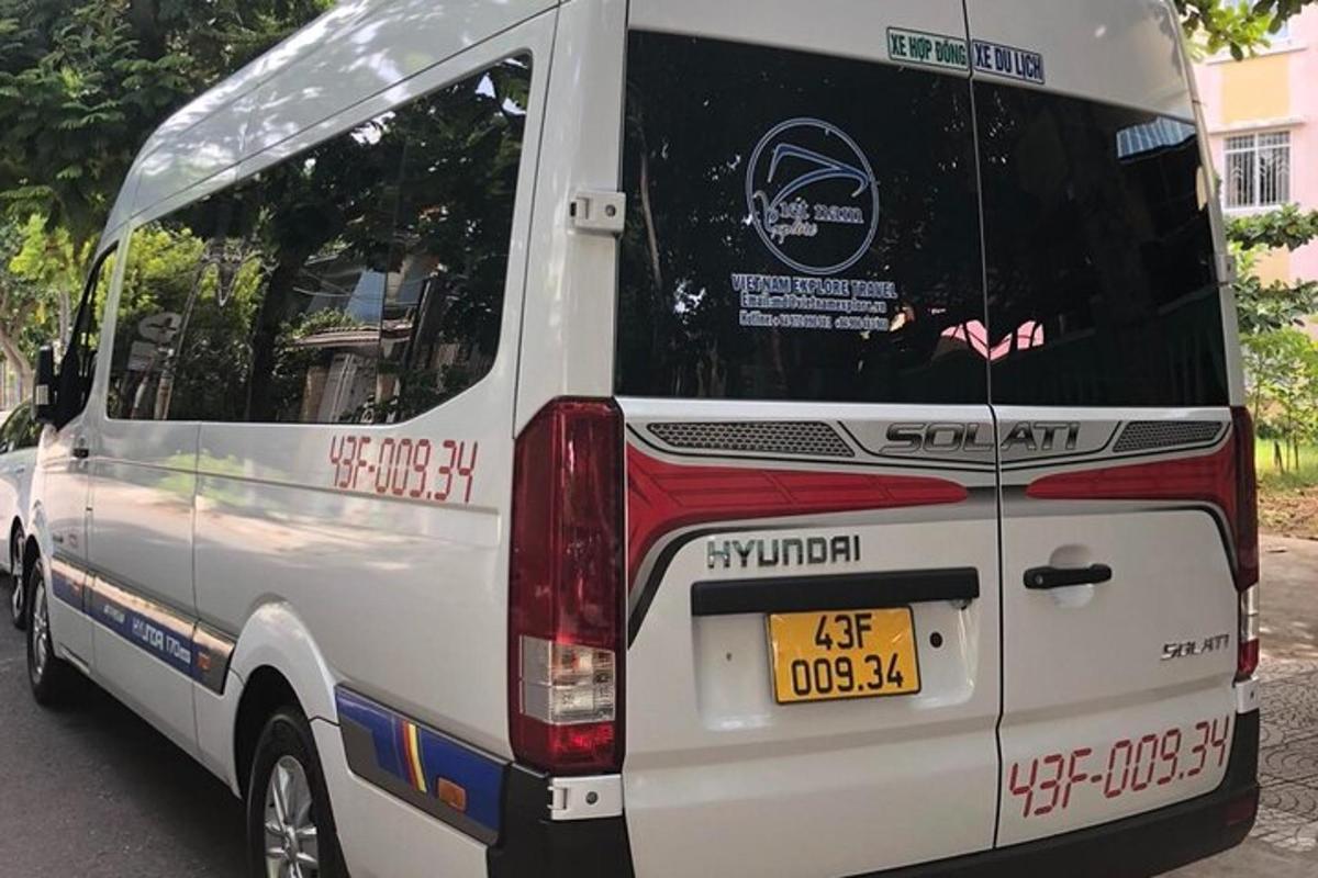 un furgone bianco parcheggiato sul ciglio di una strada