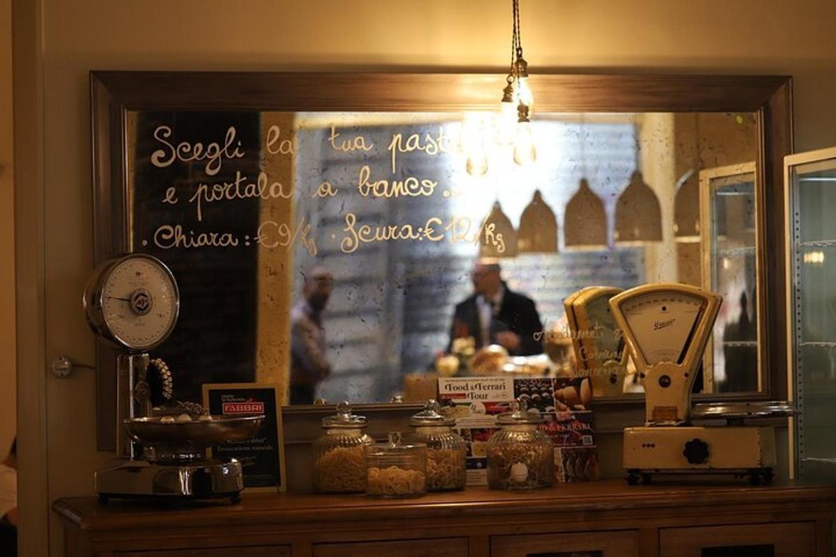 un negozio con un bancone con una vetrina con un uomo
