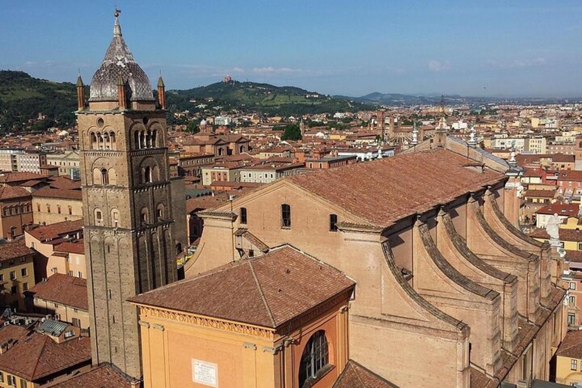 una vista di una città con una torre dell'orologio