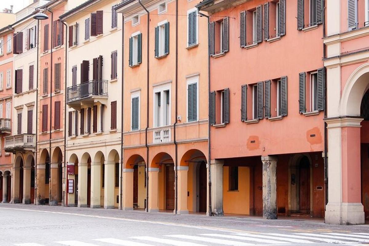 una fila di edifici su una strada cittadina