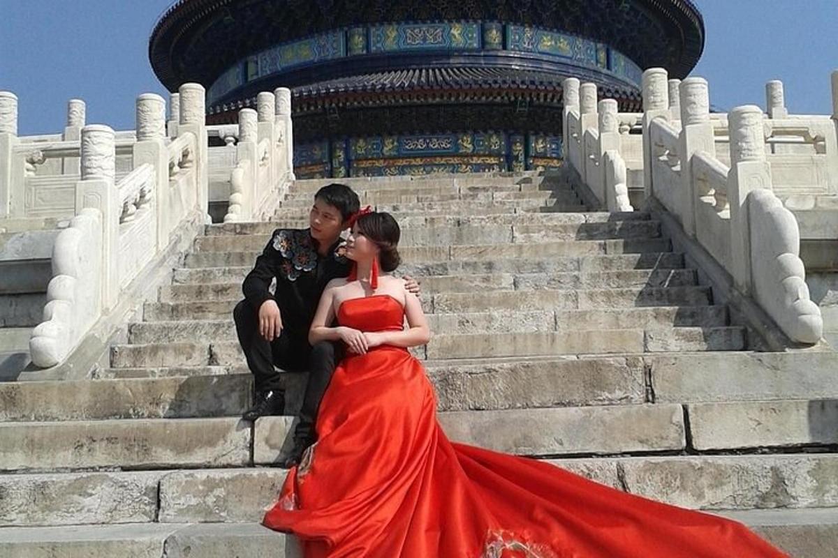 una donna in un vestito rosso seduta su alcuni gradini
