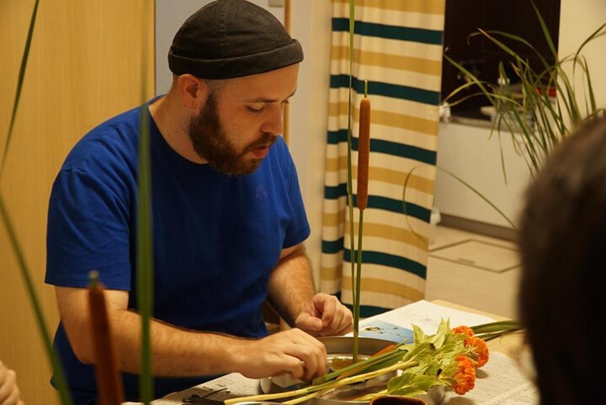 um homem em pé à mesa com um prato de comida