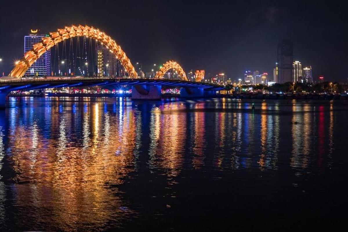 夜の街と水上の橋