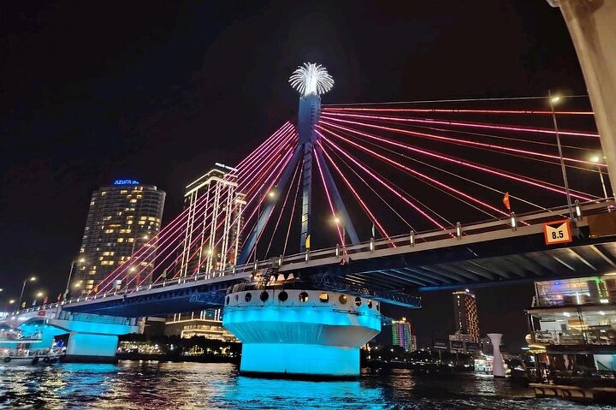 สะพานที่มีต้นปาล์มในเวลากลางคืน