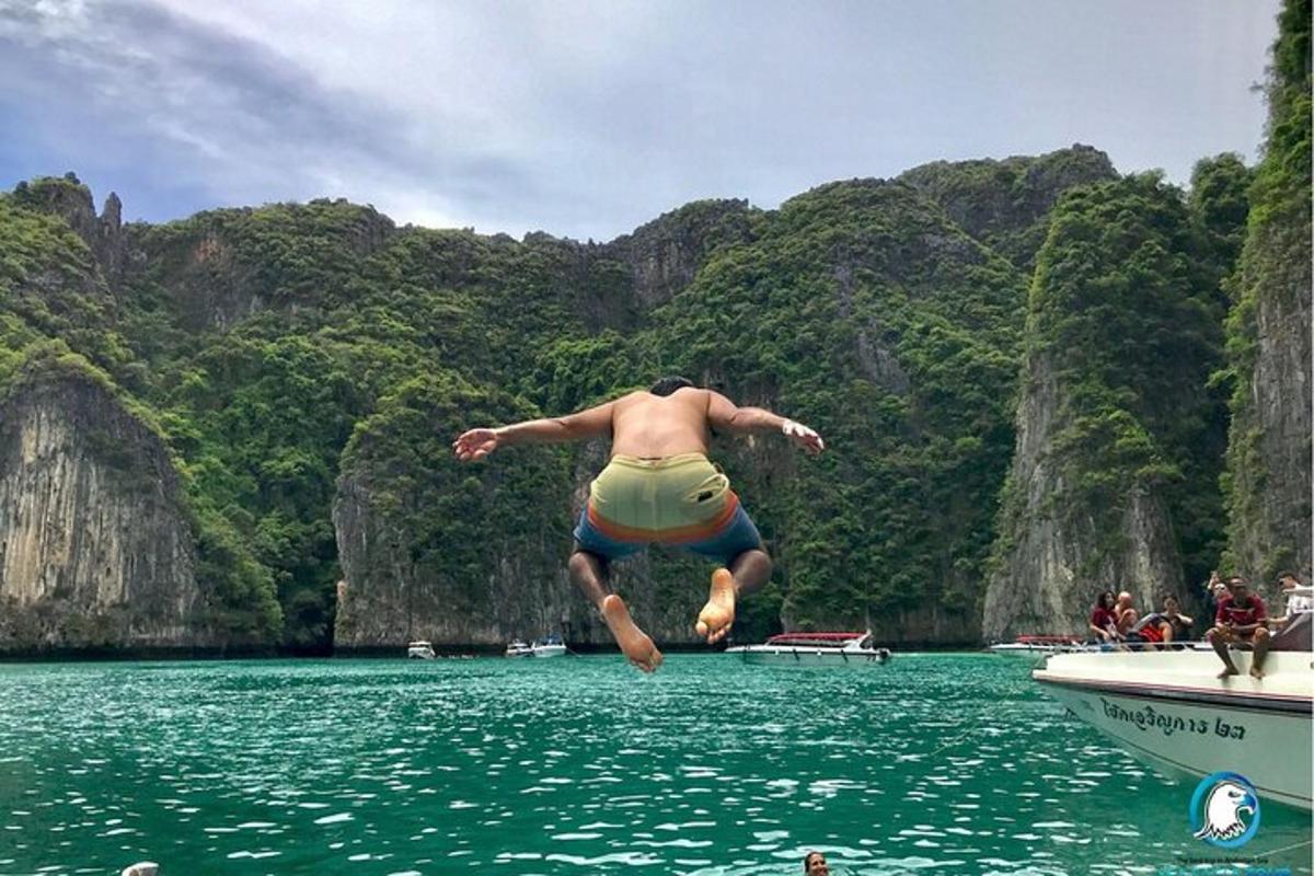 un hombre saltando de un bote al agua