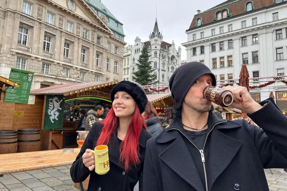 ein Mann und eine Frau trinken aus einer Tasse in einer Stadt