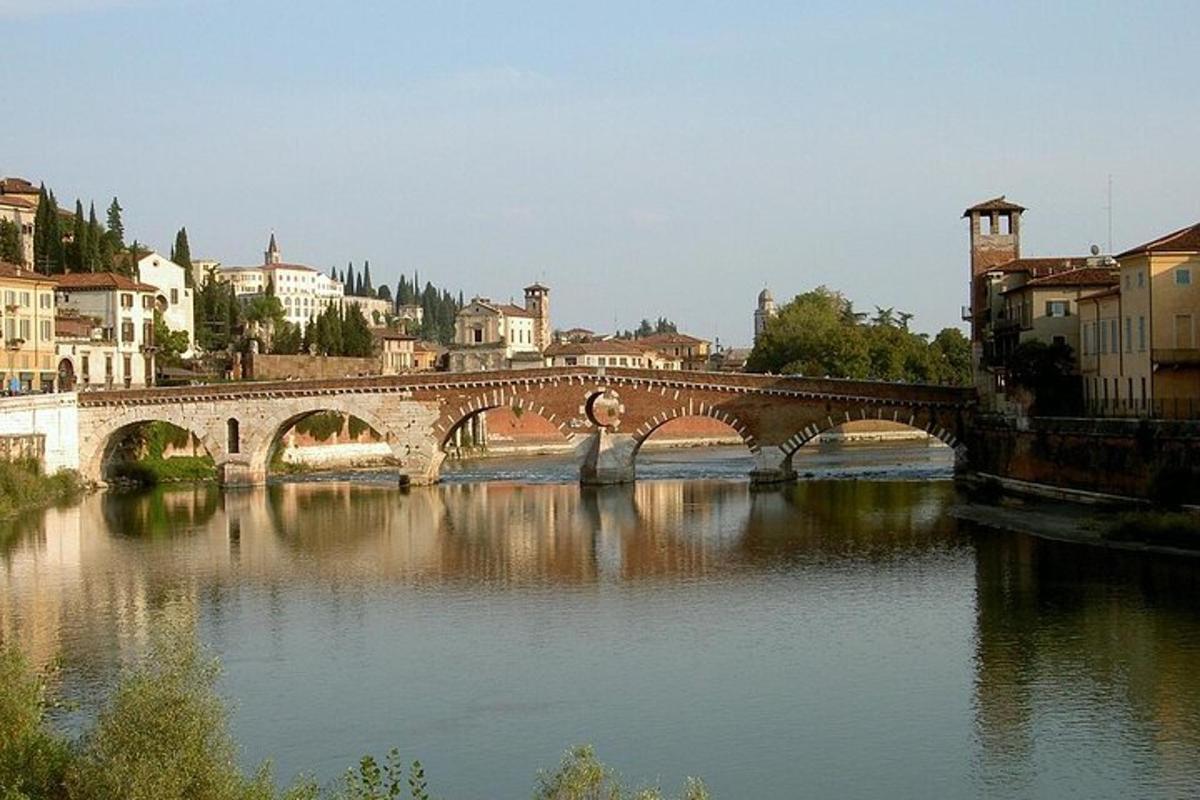 un pont sobre un riu en una ciutat