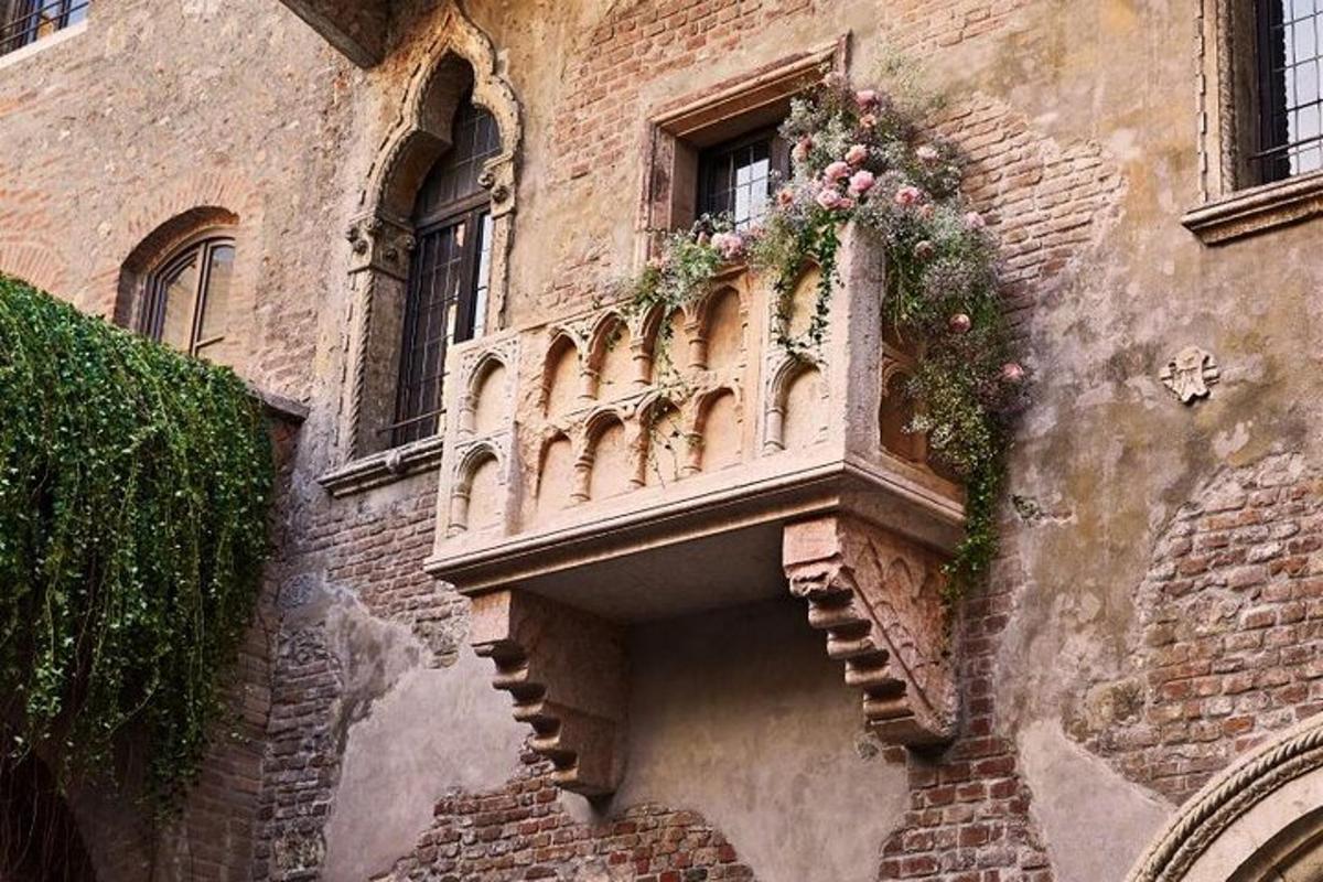 una finestra amb una caixa de flors al costat d'un edifici
