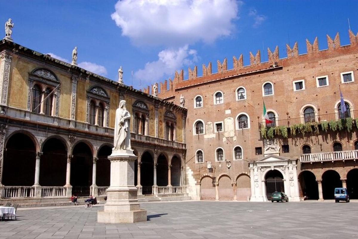 una estàtua en un pati davant d'un edifici