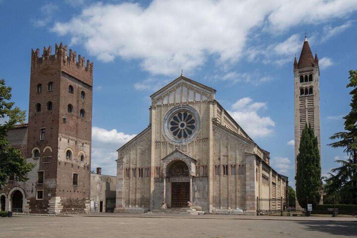 una grande cattedrale con una torre dell'orologio e una chiesa