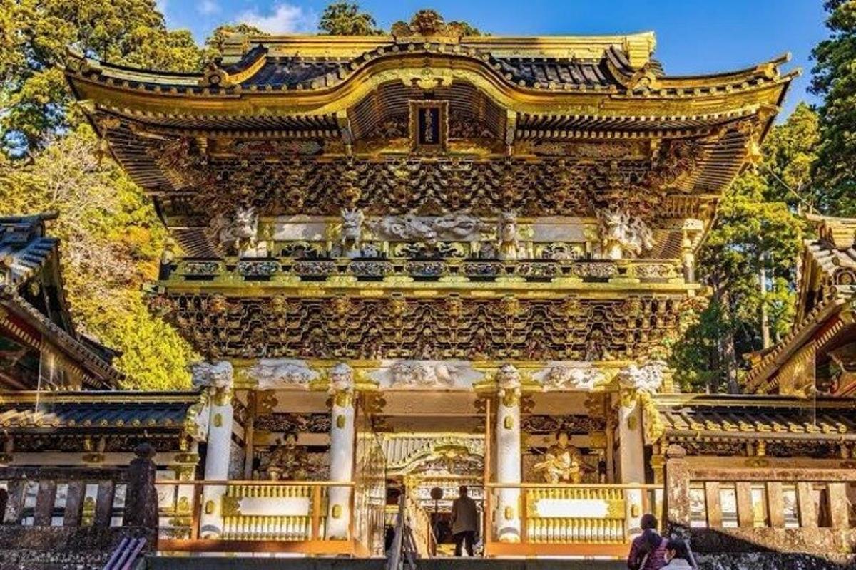 um edifício ornamentado com pessoas em pé na frente dele