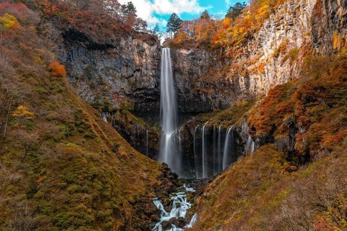 una cascada en medio de un cañón rocoso