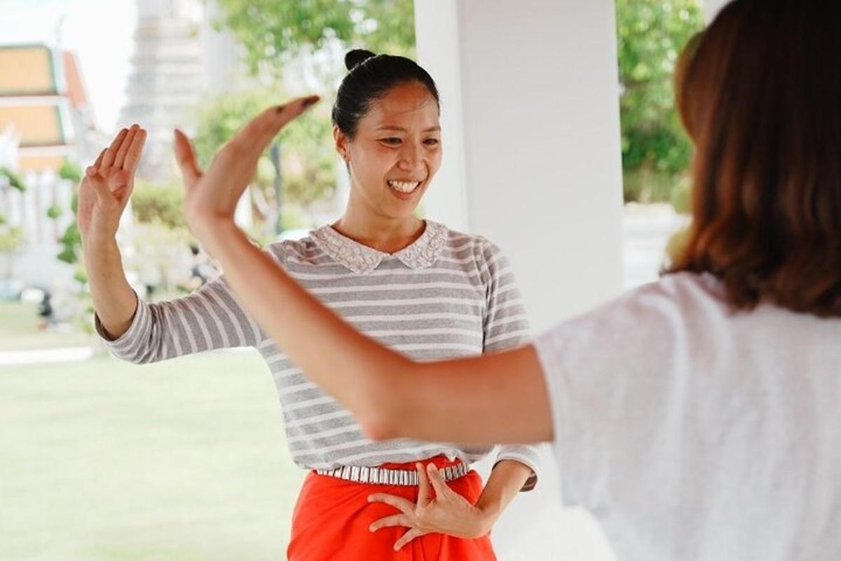 một người phụ nữ đang đứng với hai tay giơ lên cao
