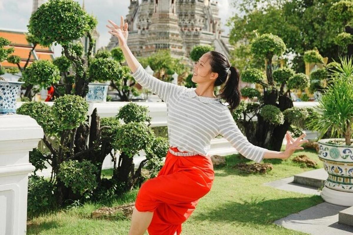 một người phụ nữ nhảy lên không trung với hai tay giơ lên cao