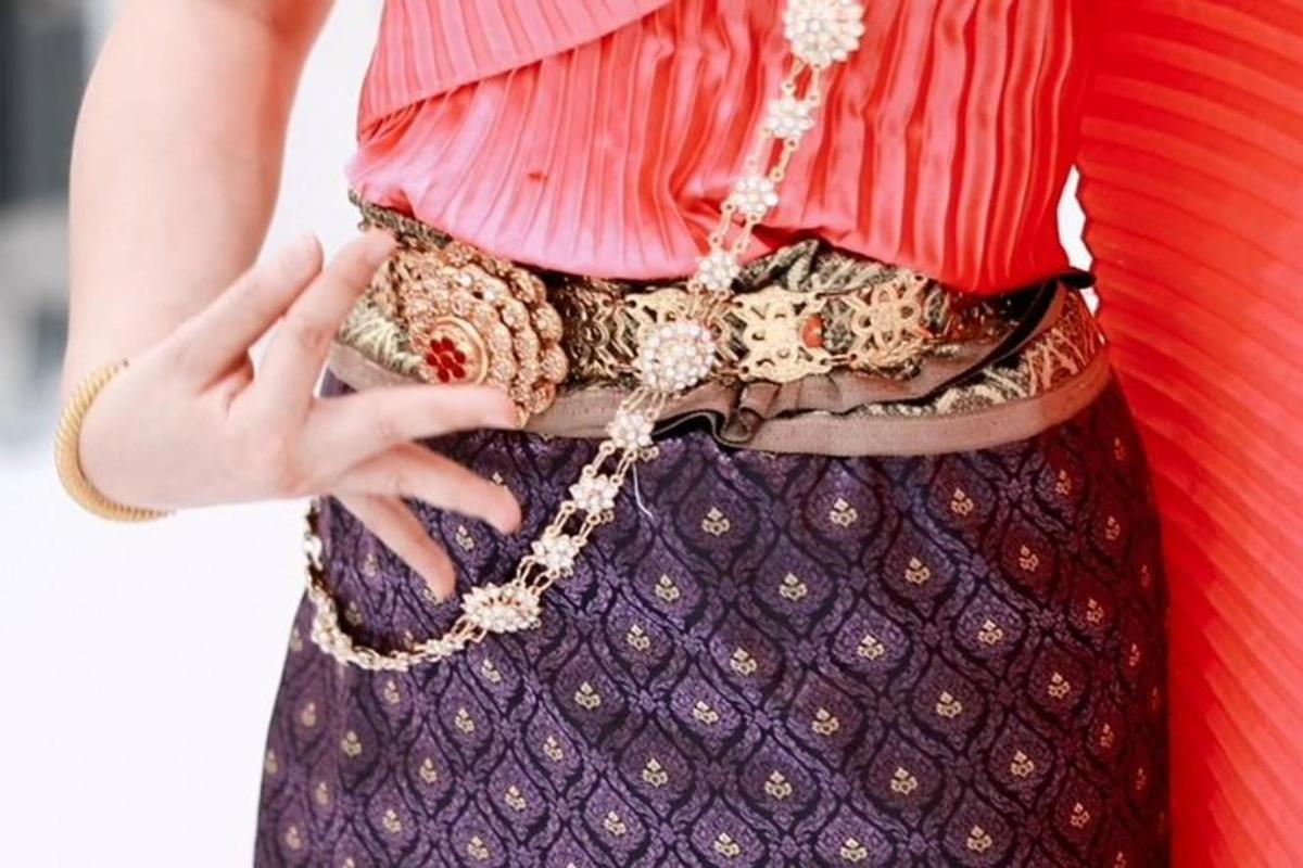một người phụ nữ mặc áo sơ mi đỏ và thắt lưng