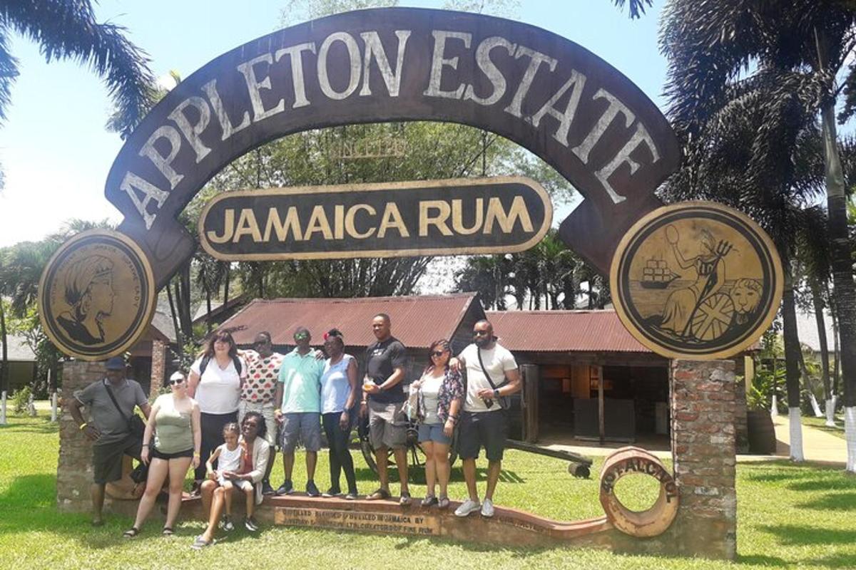 Skupina lidí stojících pod cedulí u vchodu do Jamaica Run