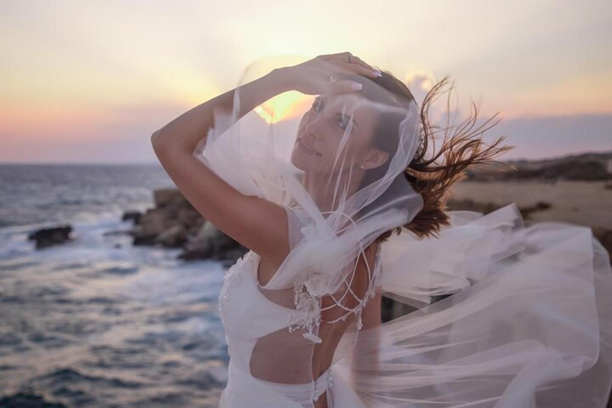 uma mulher de vestido branco na praia