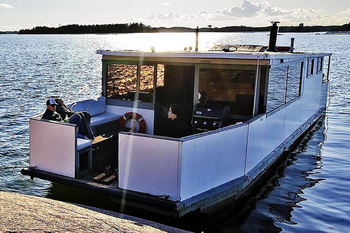 um barco branco na água com pessoas nele