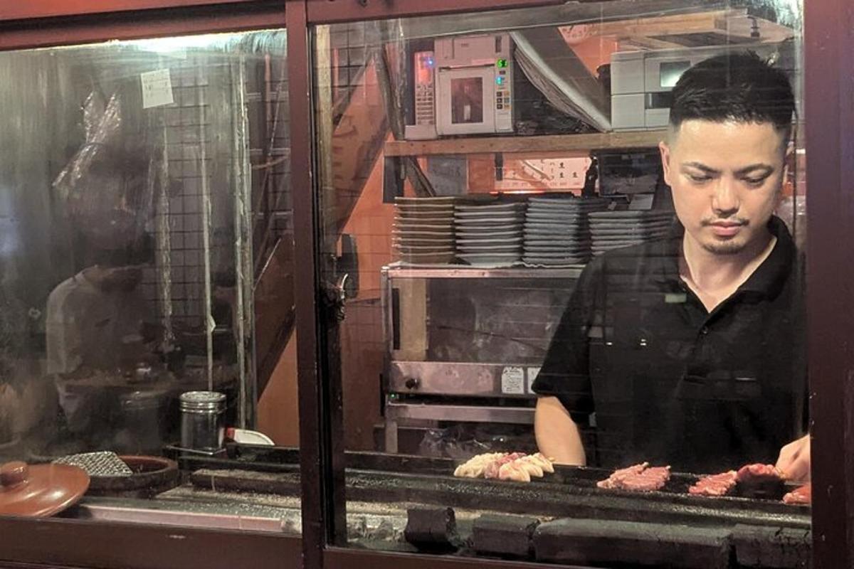 moški pripravlja hrano v kuhinji restavracije