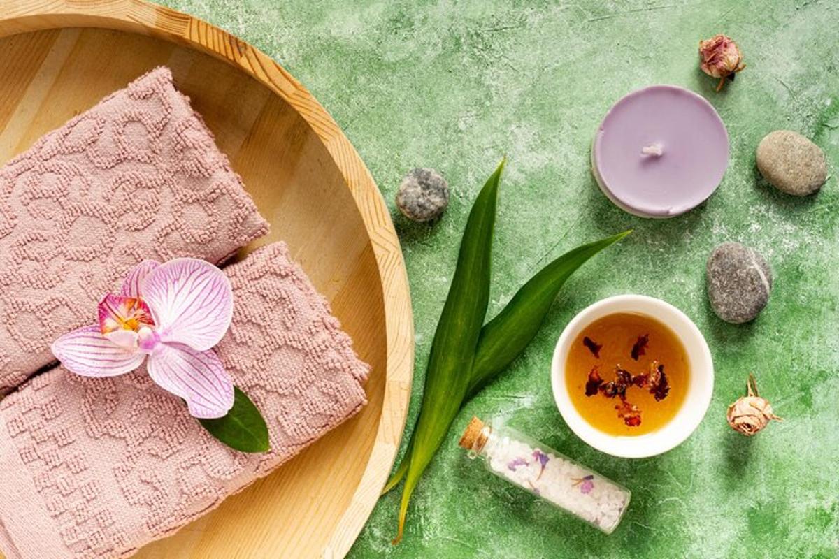 sepinggan makanan dengan semangkuk sup dan bunga