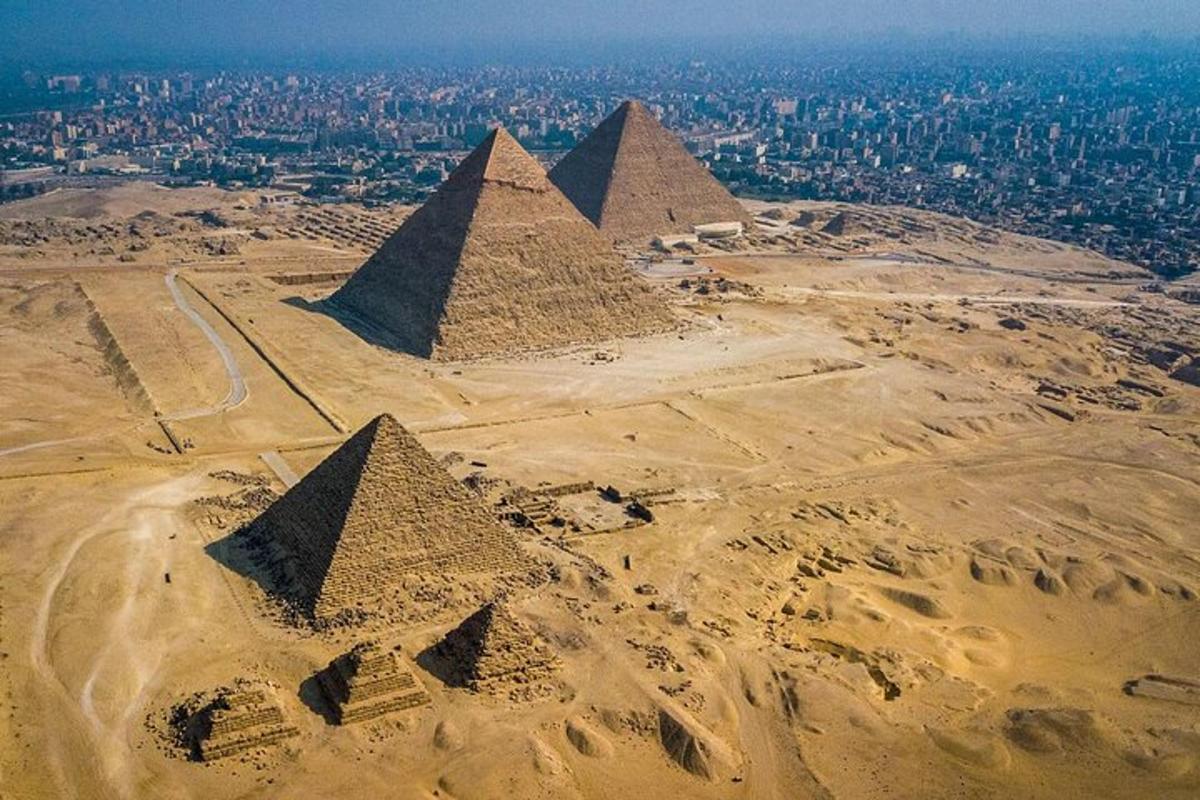 una vista aerea delle piramidi nel deserto