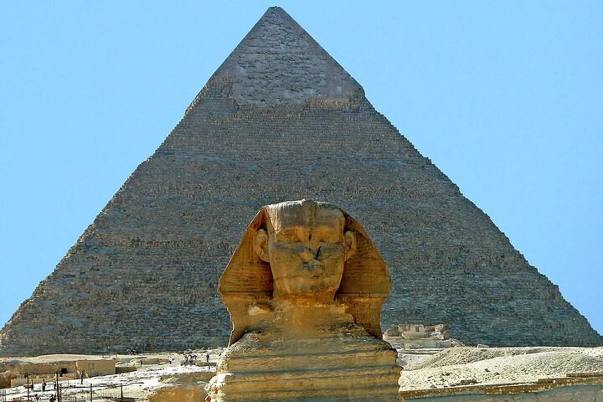 una statua davanti a una piramide
