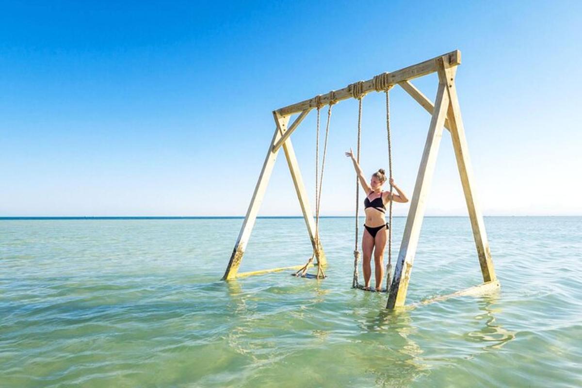 una dona està en un gronxador a l'aigua