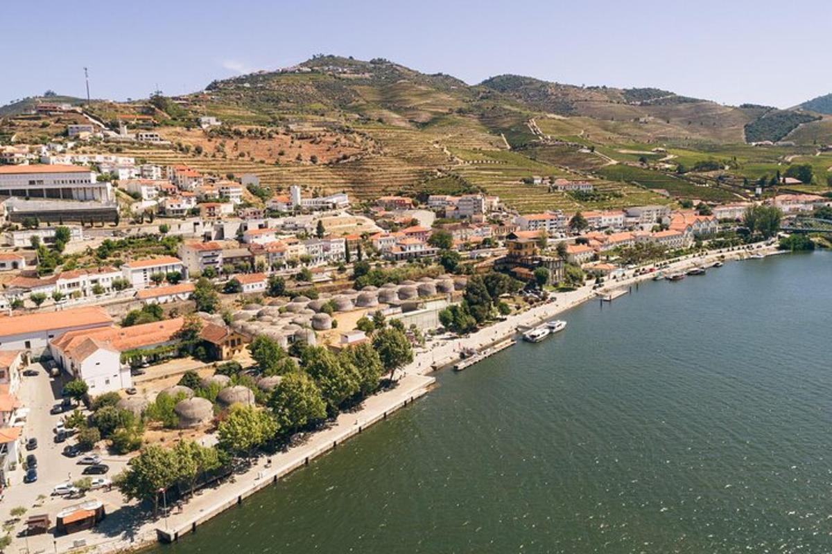 una vista aerea di una città vicino a un fiume