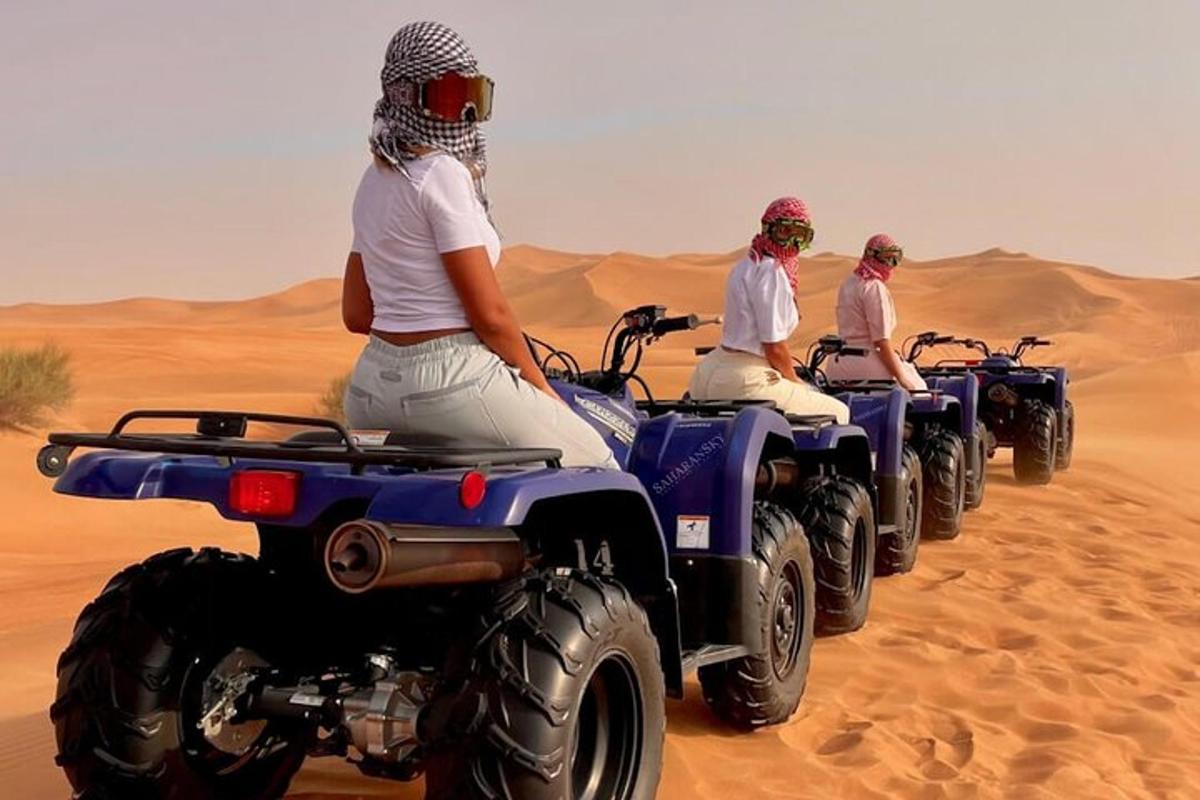 مجموعة من الأشخاص يركبون مركبات الدفع الرباعي في الصحراء