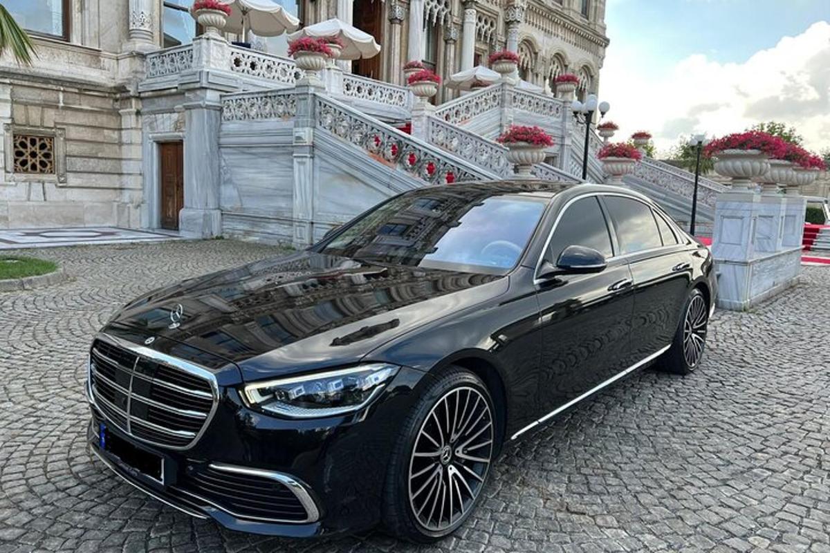 černé auto zaparkované před budovou