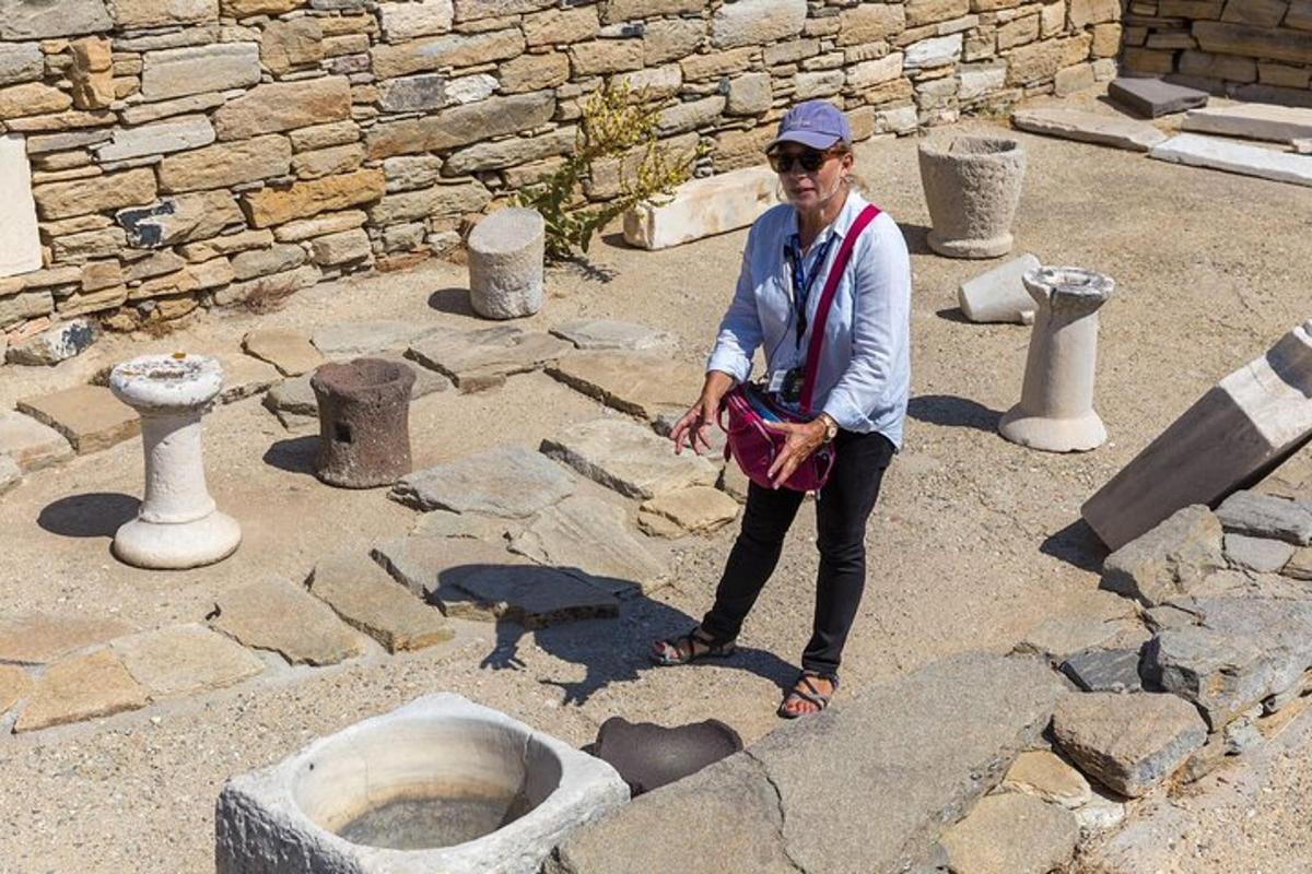uma mulher parada em frente a uma pilha de cerâmica
