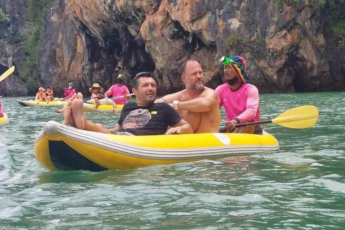 een groep mensen in een vlot in het water