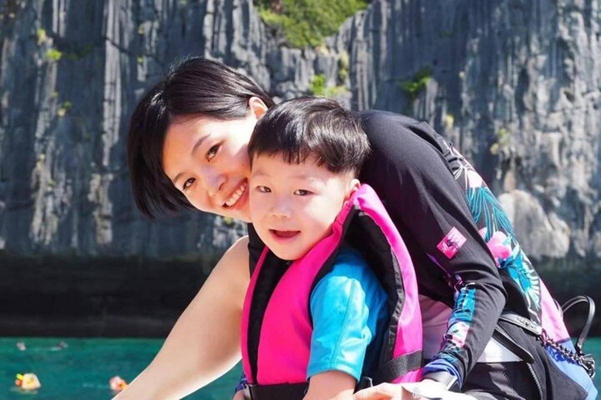 seorang wanita dan seorang budak lelaki dalam beg belakang