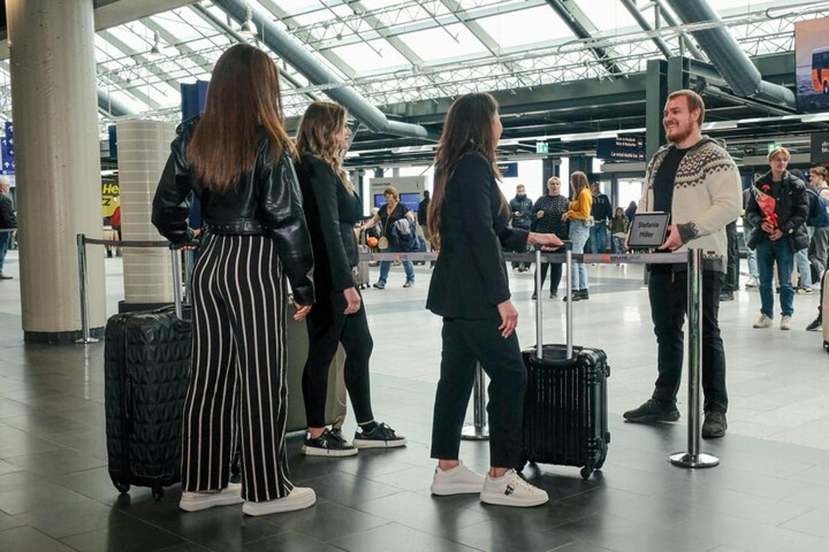 grupp inimesi, kes seisavad lennujaamas pagasiga