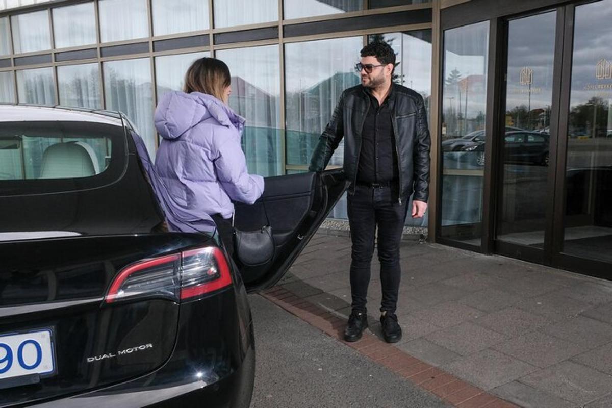 mees ja naine laadivad auto pakiruumi