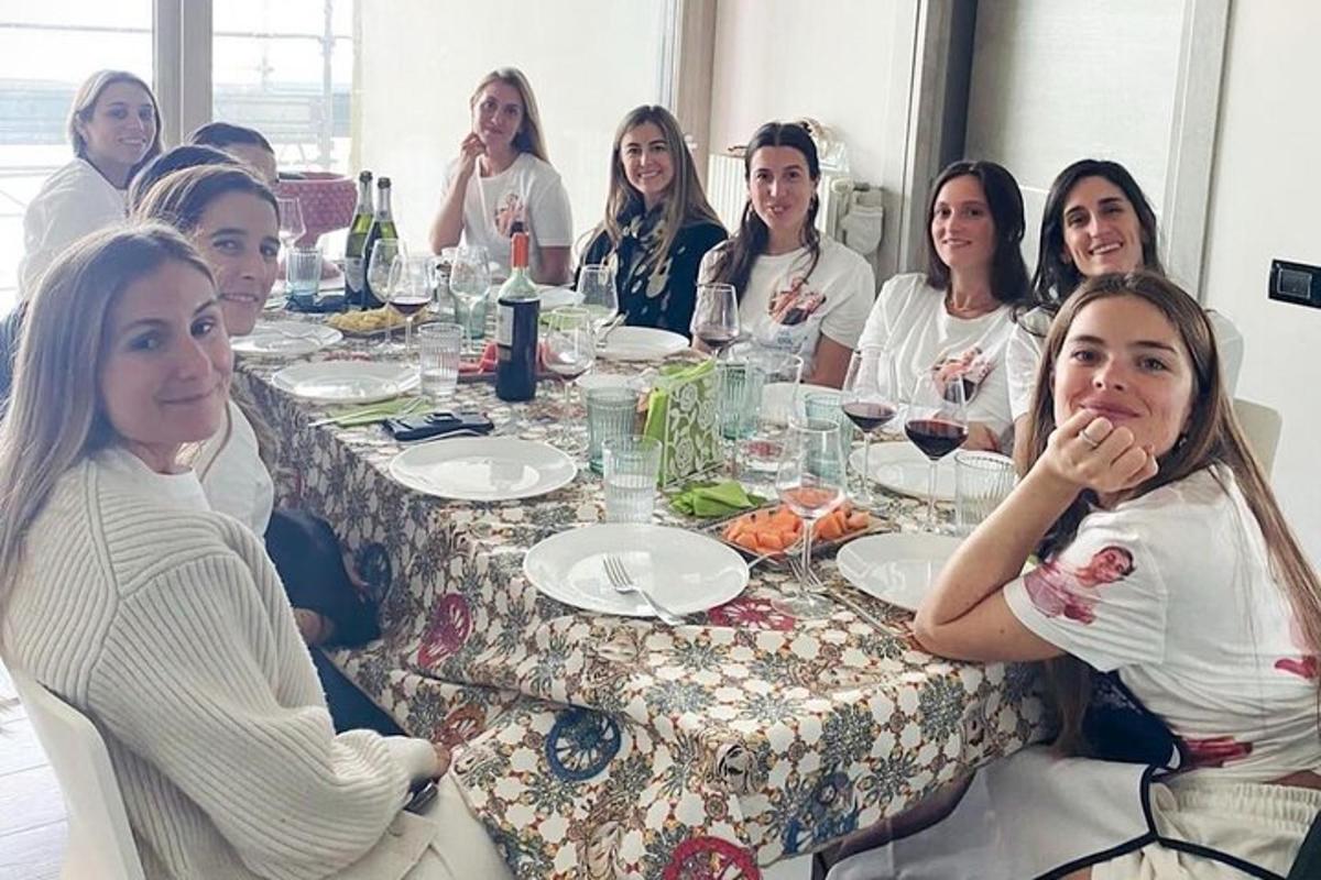 un grup de dones assegudes a taula per sopar