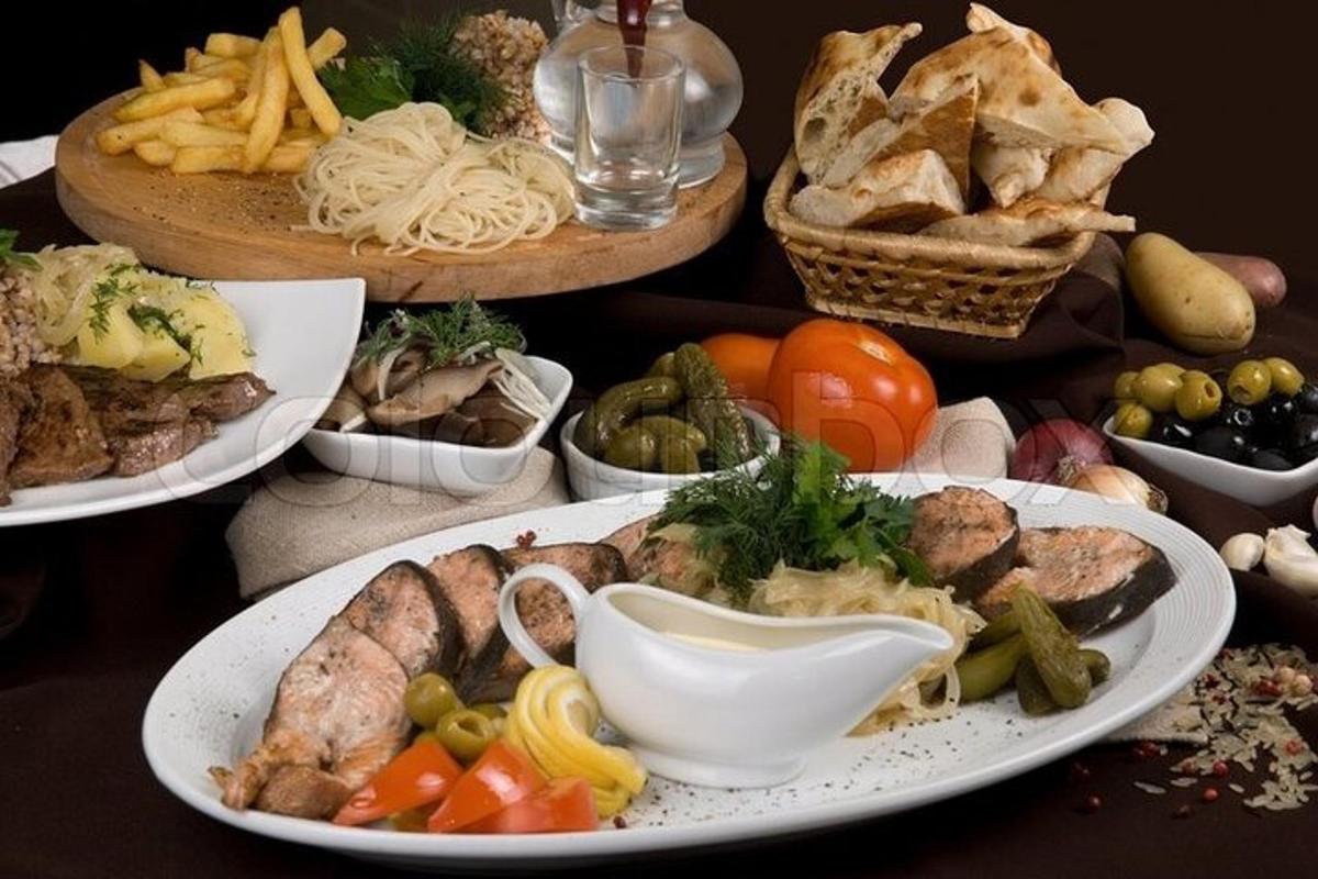 ένα τραπέζι με πιάτα με φαγητό και τηγανητές πατάτες