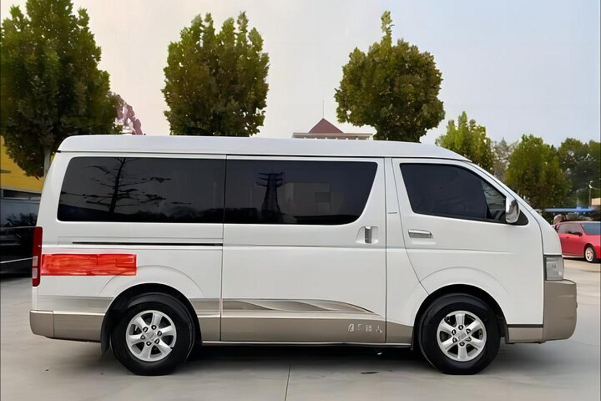 bel kombi parkiran na parkirišču