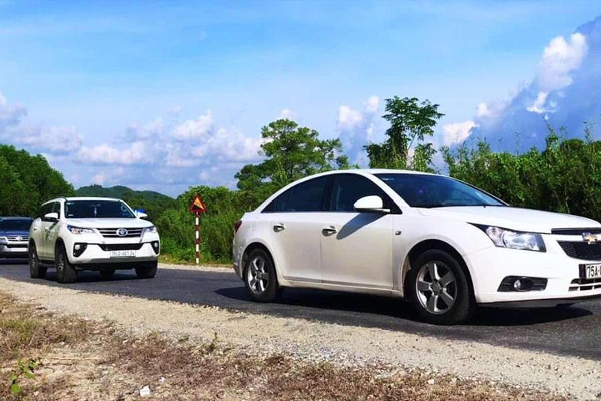 due auto bianche parcheggiate sul ciglio di una strada