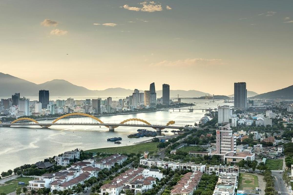 una vista aerea di una città con un fiume e un ponte