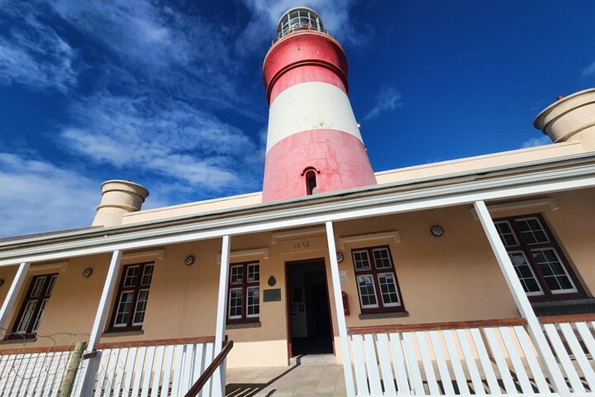 un faro rosso e bianco in cima a un edificio