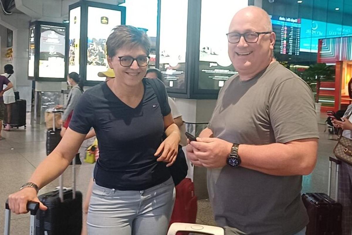 muž a žena stojaci na letisku