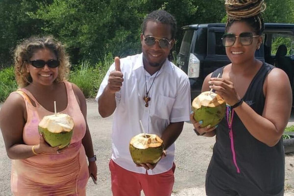 un uomo e due donne che tengono in mano due noci di cocco