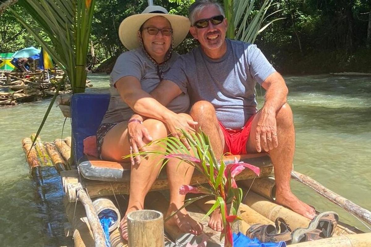 un uomo e una donna seduti su una barca in acqua
