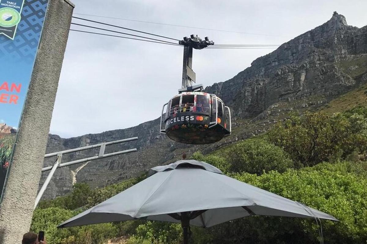 una funivia in montagna con un ombrello