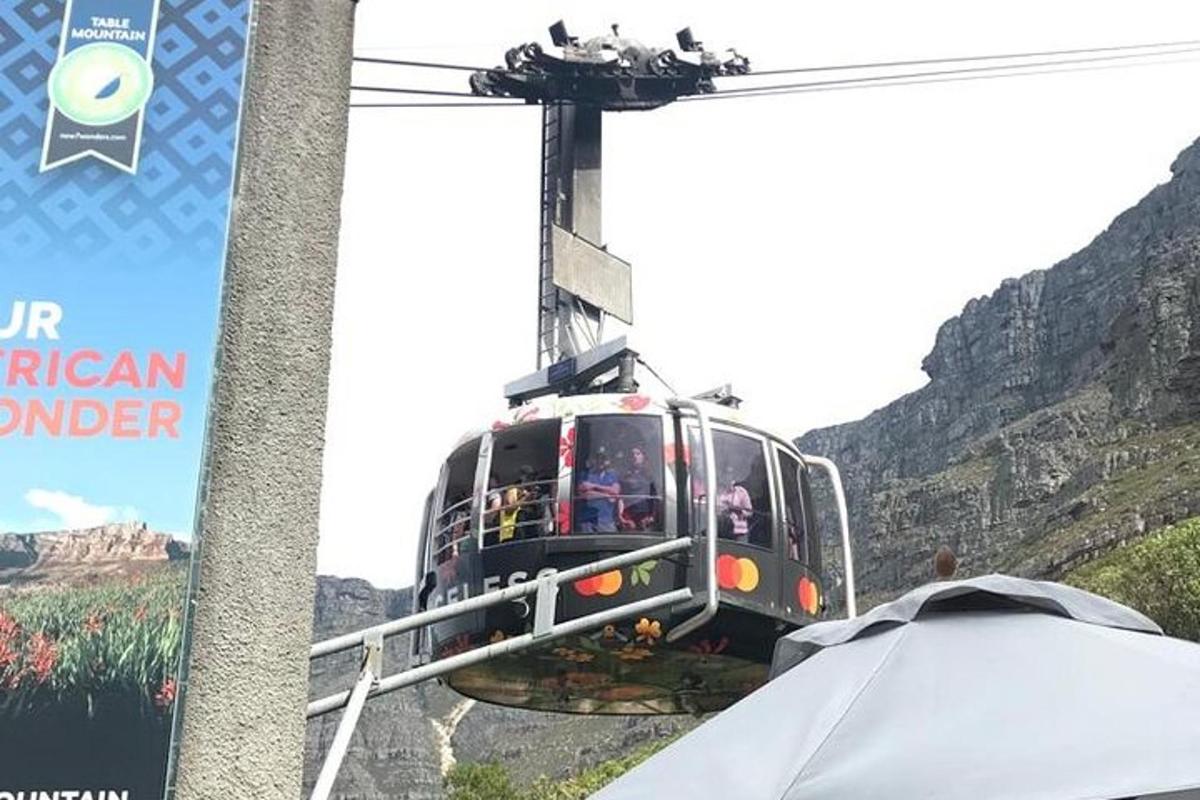 ένα τελεφερίκ στα βουνά με ανθρώπους πάνω του