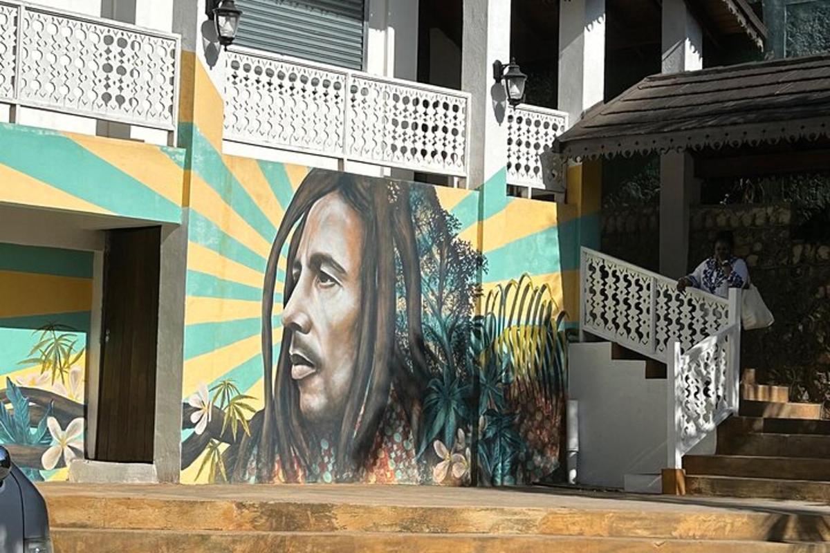 Un mural de una mujer en el costado de un edificio.